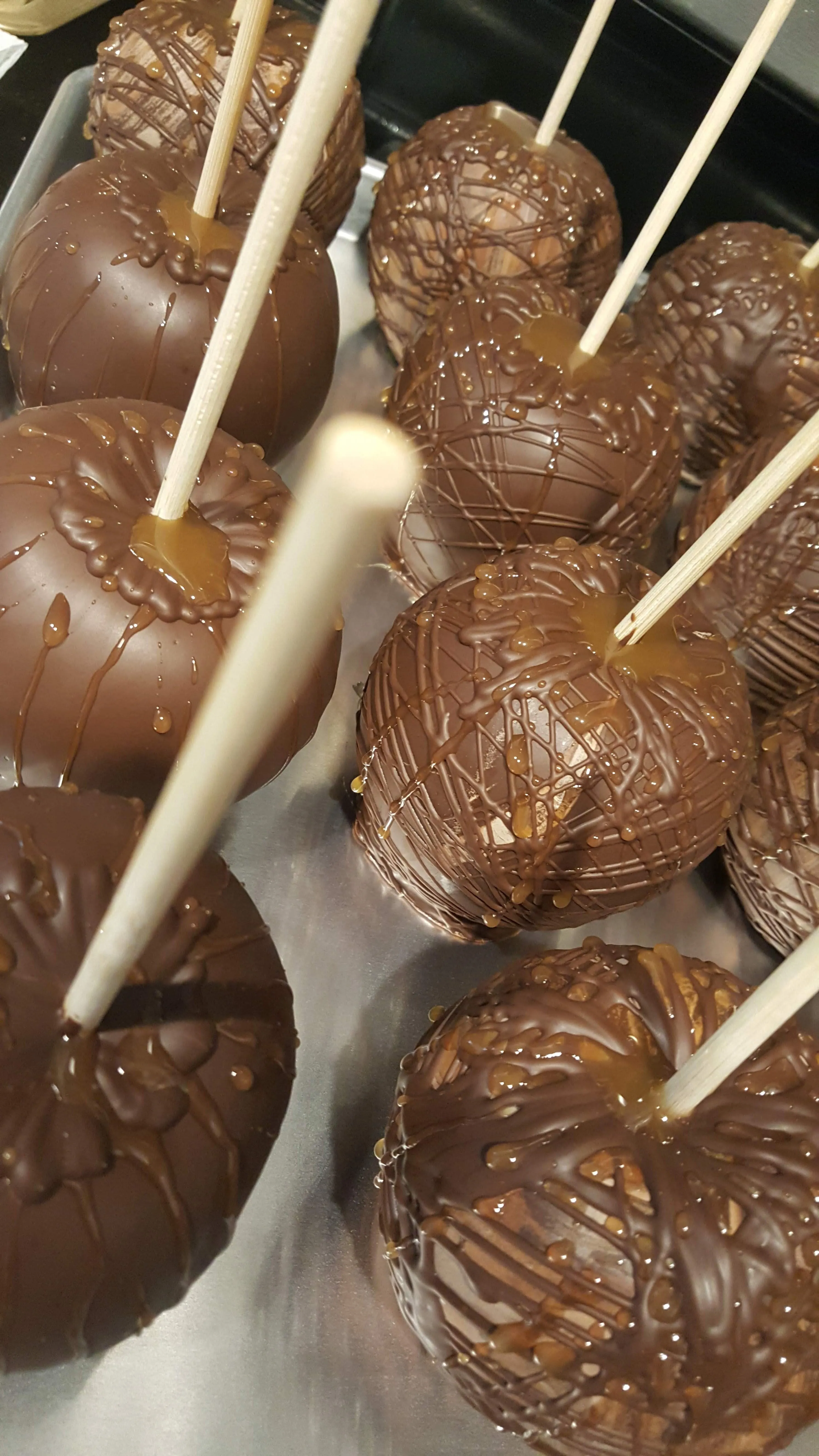 Apples – Chocolate Covered/Dipped (Caramel Drizzle)