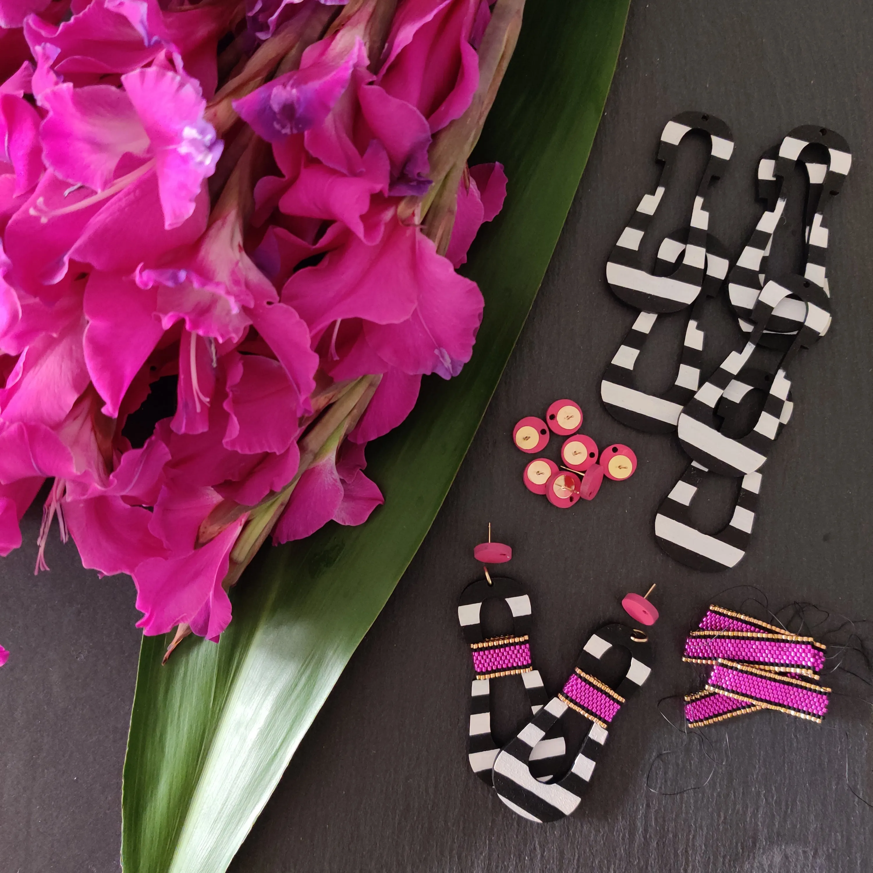 HOURGLASS EARRINGS | GUAVA