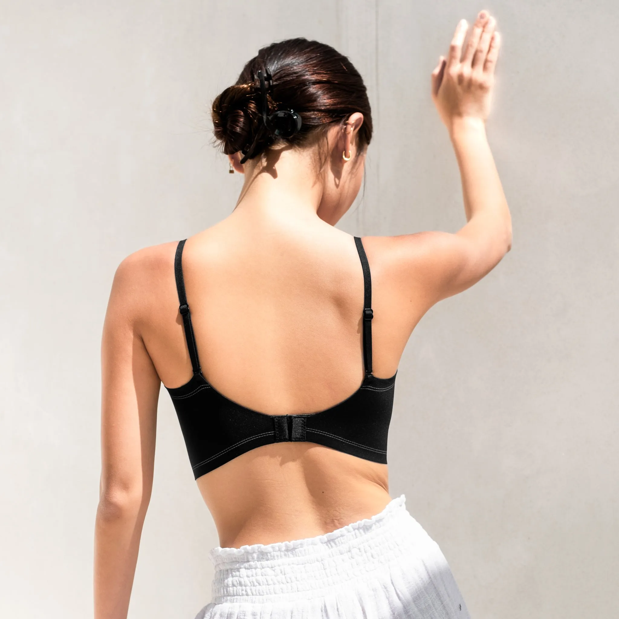 Minimalist Ultra-Smooth Concealer! Lightly-Lined Seamless Strapless Wireless Bra in Black