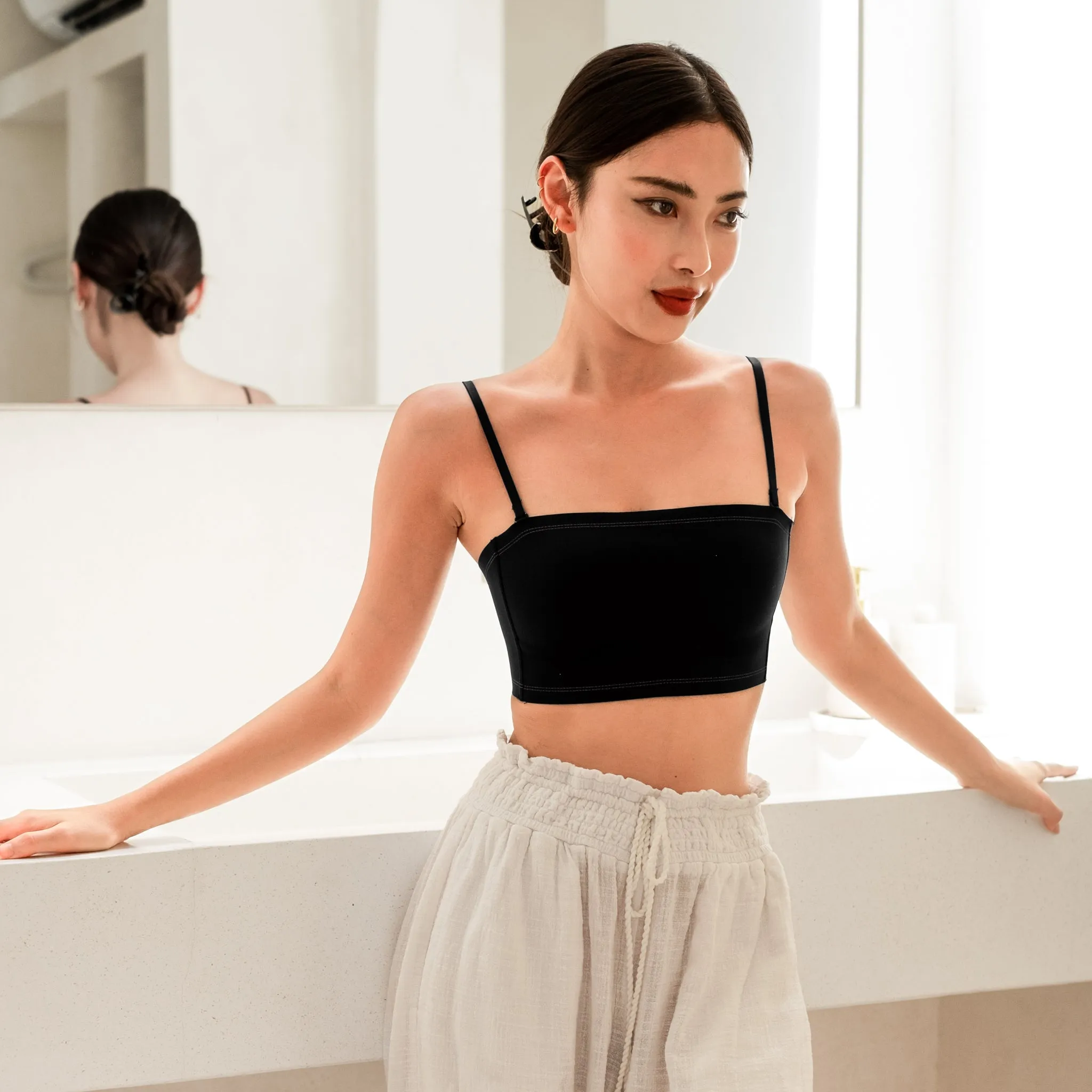 Minimalist Ultra-Smooth Concealer! Lightly-Lined Seamless Strapless Wireless Bra in Black