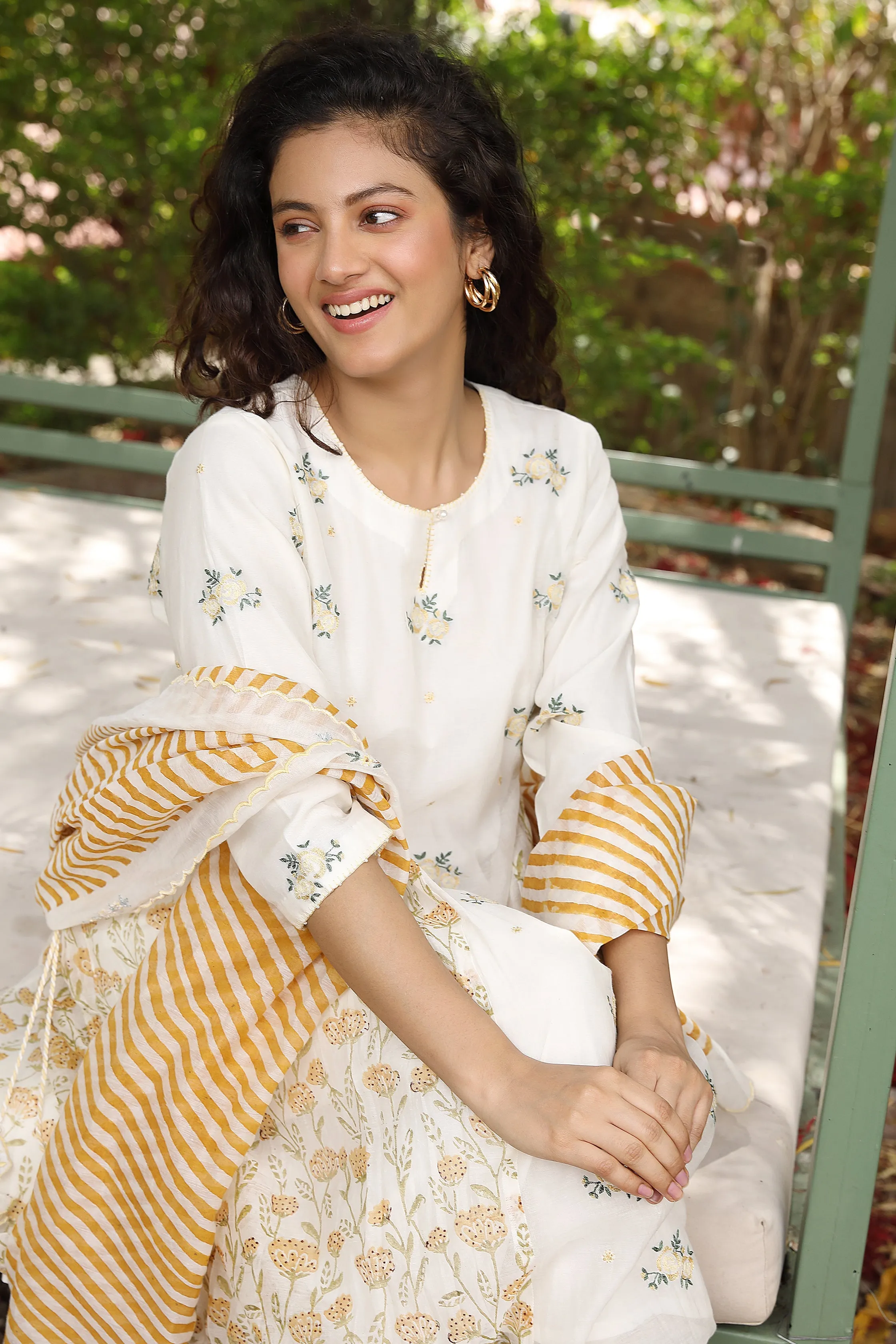 Side Dori Kurta Set with Lehriya Dupatta in Off White
