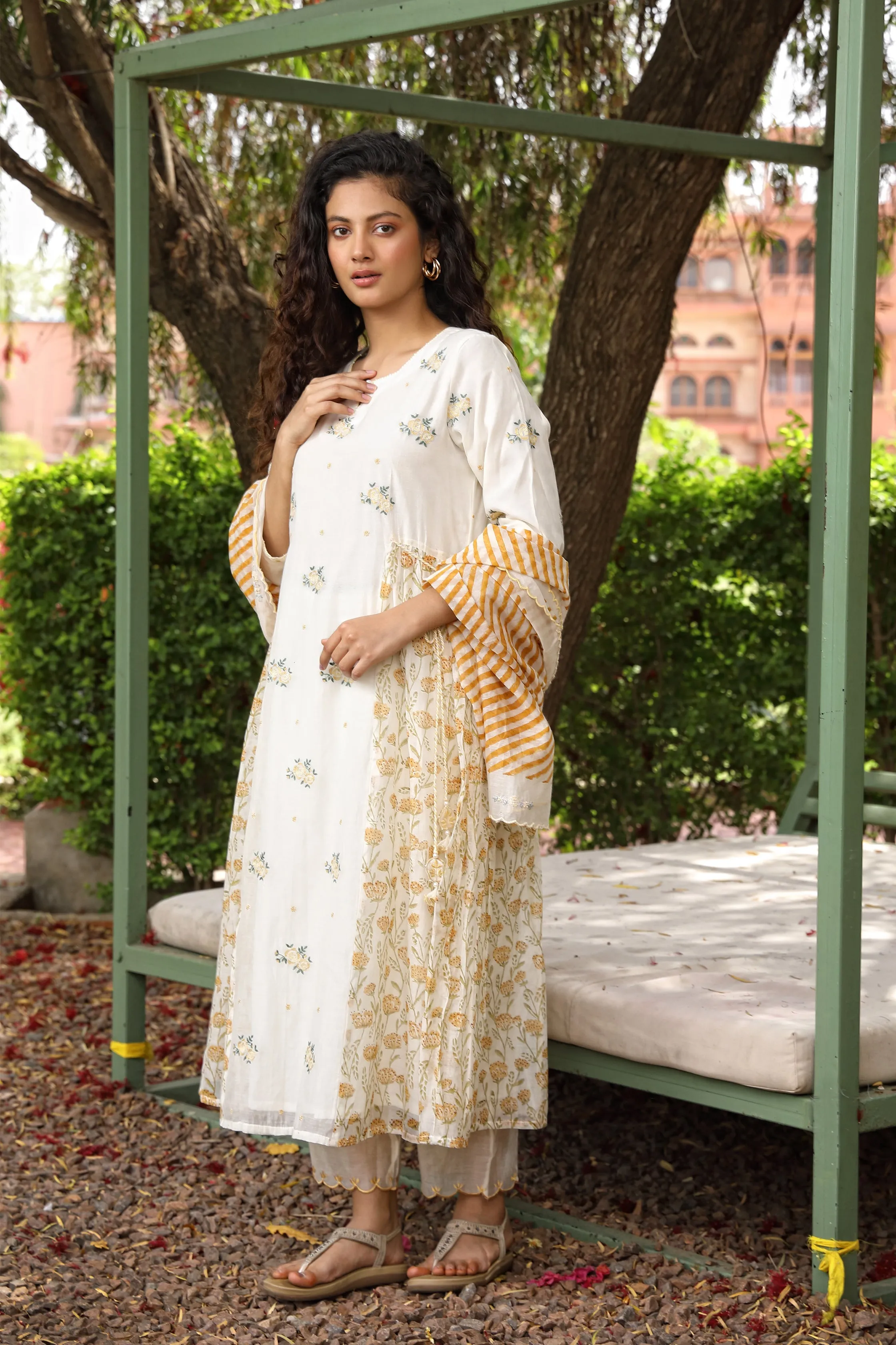 Side Dori Kurta Set with Lehriya Dupatta in Off White