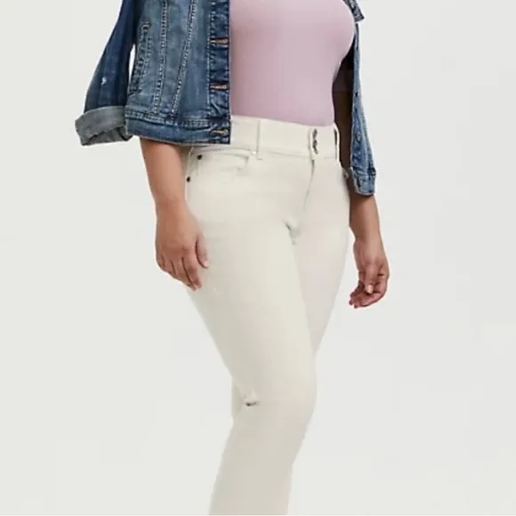 Torrid Jegging French Vanilla Raw Hem 5 Pocket Size 16R