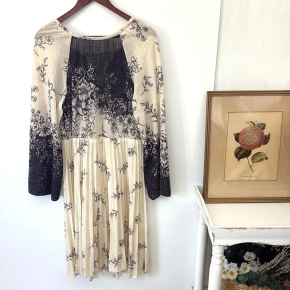 Vintage 70s Bohemian Floral Print Bell Sleeve Dress