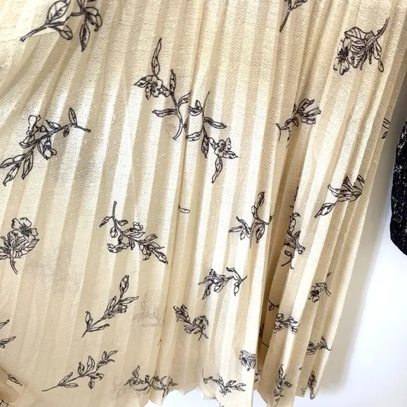 Vintage 70s Bohemian Floral Print Bell Sleeve Dress